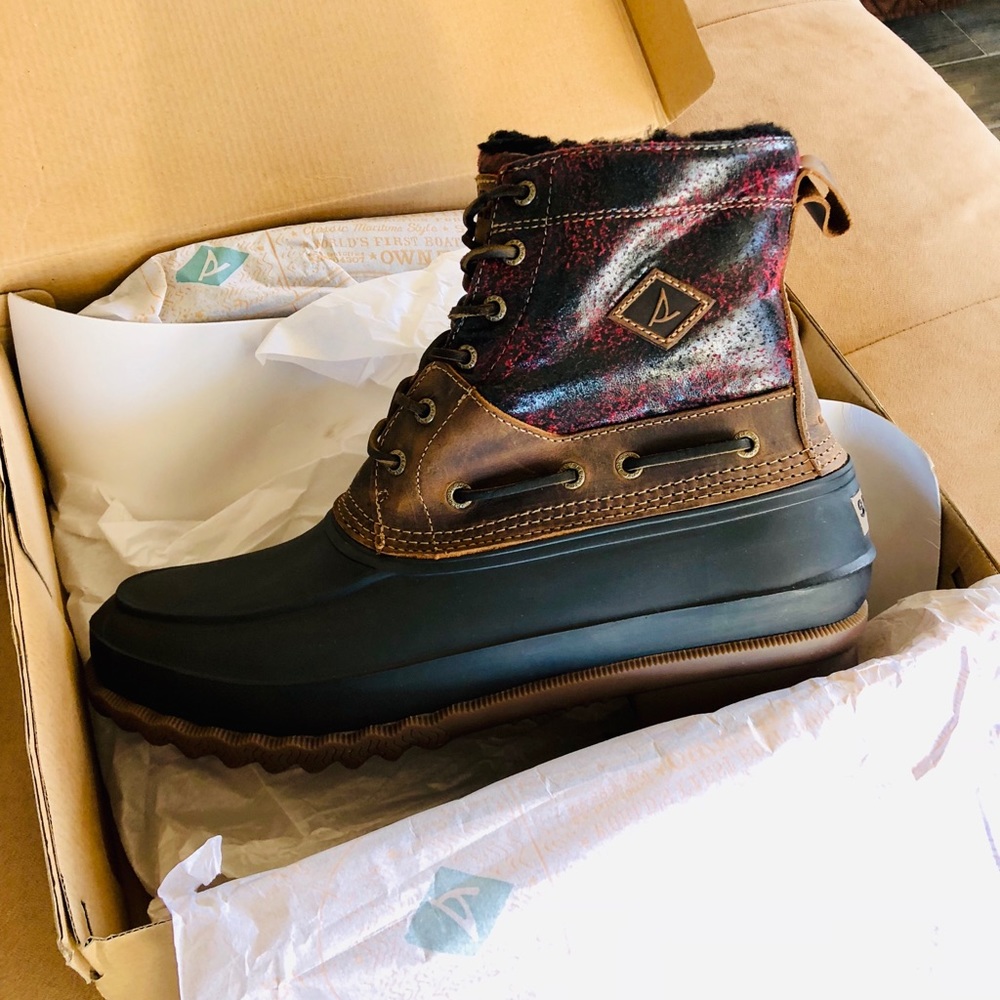 Brand new never worn sperry water duck boots !!